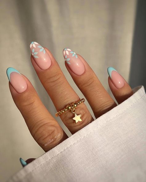 Nail Art Fleur, Blue Glitter Nails, Baby Blue Nails, Summery Nails, Casual Nails, Almond Nails Designs, Cute Gel Nails, Nagel Inspo, Short Acrylic Nails Designs