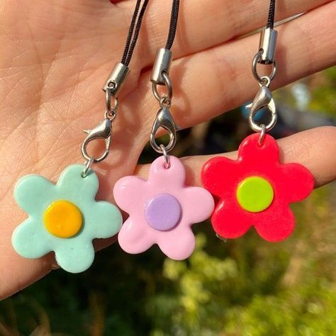 Aethestic Keychain, Clay Art To Sell, Clay Flower Keychain, Small Clay Keychains, Clay Keyring Ideas, Aesthetic Clay Keychain, Handmade Clay Keychains, Cute Things To Make And Sell, Flour Clay Ideas