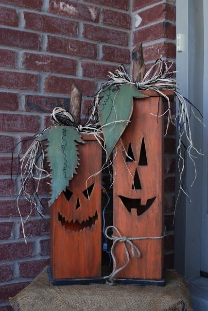 Can't read the blog bc it's private, but this is a cool idea Primitive+Fall+Wood+Crafts | Found on wasatchwoodcrafts.blogspot.com Fall Wood Crafts, Halloween Wood Crafts, Zucca Halloween, Adornos Halloween, Halloween Front Porch, Wooden Pumpkins, Wood Pumpkins, Fall Deco, Fall Halloween Crafts