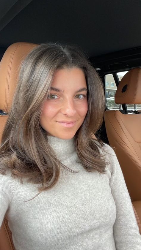 Medium-Length Haircut Inspiration 2024 - Viviane Audi Medium Brown Hair Face Framing, Medium Length Hair One Length, Medium Short Balayage Hair, Medium Length Haircut With Angles, Long Layered Medium Haircuts, Short Hair Same Length All Over, Haircuts Of 2024, Viviane Audi Haircut, Brown Hair Styles Short