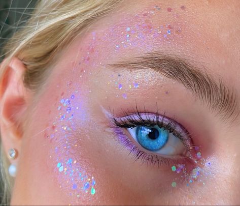 Glitter On Cheeks Makeup, Concert Face Glitter, Glitter Makeup Concert, Coldplay Eye Makeup, Colorful Sparkly Makeup, Taylor Swift Eye Makeup Speak Now, Glitter Makeup Purple, Glitter Makeup Taylor Swift, Mermaid Makeup Inspiration