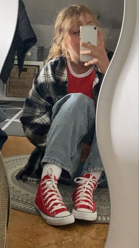 Style With Red Converse, Fits With Red Converse, Cute Outfits With Red Converse, Red All Star Aesthetic, Outfits With Red Converse High Tops, Outfits For Red Converse, Red Star Outfit, Red Converse Aesthetic Outfit, Red Converse Fits