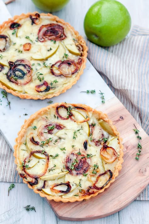 Make this delicious vegetarian tart filled with caramelized onions, gooey cheese, and baked apples for a lunch or brunch dish. Vegetarian Tart, Savoury Tart, Savory Apple Recipes, Apple Tart Recipe, Savory Tarts, Simple Green Salad, Savory Tart, Apple Tart, Savory Pies