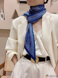 Small Neck Scarf, Small Neck Scarves, Small Silk Scarf, Neck Scarf Tying, Scarf Outfit, Small Scarf, Blue And White Style, Mode Casual, Scarf Headband