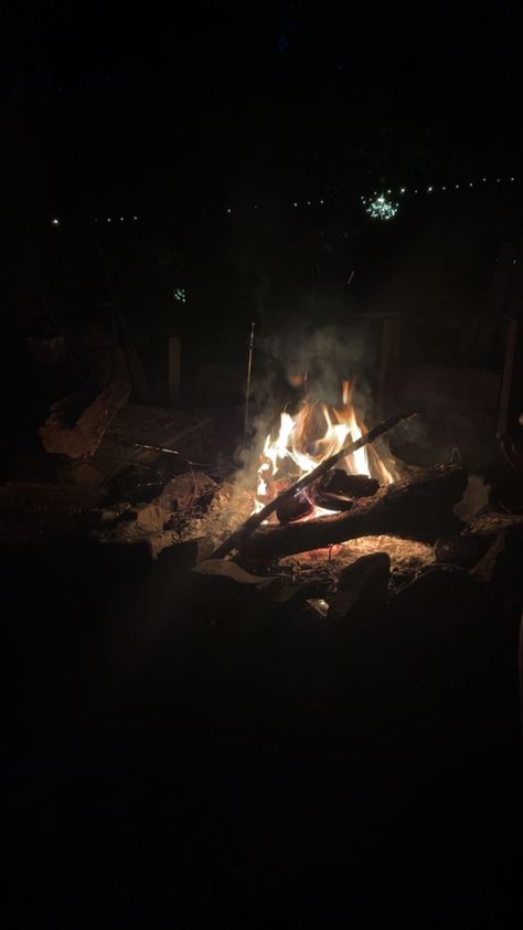 Bbq Party Aesthetic, Cookout Aesthetic, Barbecue Aesthetic, Bbq Aesthetic, Summer Bonfire Aesthetic, Barbecue Aesthetic Night, Friend Bonfire Aesthetic, Smores Fire Aesthetic, Beach Bonfire Aesthetic