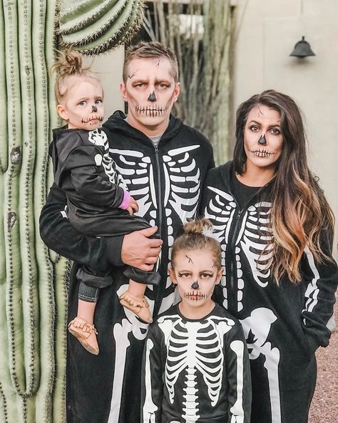 DIY Skeleton Family #halloween #familycostume Skeleton Costume Diy, Family Costumes For 3, Crazy Halloween Costumes, Skeleton Family, Skeleton Costumes, Diy Skeleton, Mom Halloween Costumes, Quick Halloween Costumes, Halloween Costumes For Family