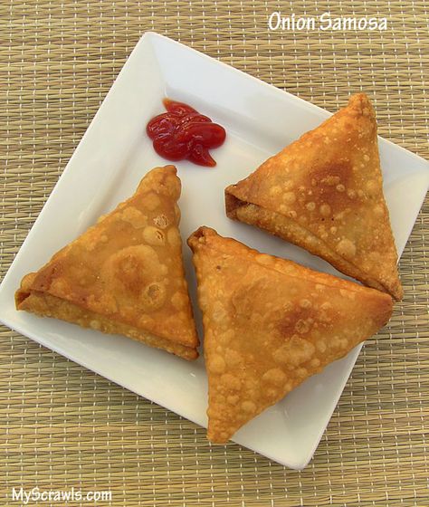 Onion Samosa Potli Samosa, Onion Samosa Recipe, Onion Samosa, Indian Samosas, Curry Puff, Samosa Recipe, Asian Snacks, Cookie Snack, Yummy Comfort Food