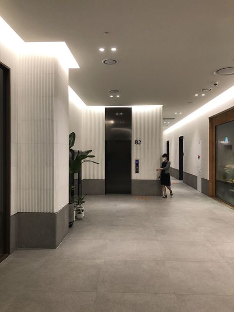 Luxury Apartment Hallway, Elevator Lobby Design Offices, Apartment Corridor Design, Apartment Corridor, Elevator Lobby Design, Drawing Room Decoration, Kitchen Window Design, Modern Hall, Elevator Lobby