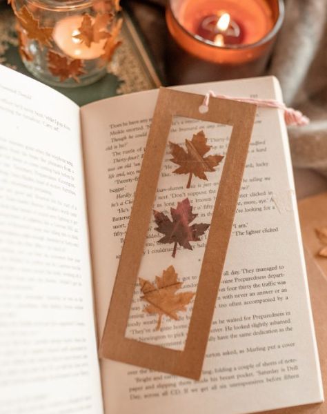 Fimo, Autumn Bookmark, Pressed Flowers Diy, Autumn Leaves Craft, Leaf Bookmark, Handmade Bookmarks Diy, Pressed Flower Crafts, Homeschool Projects, Small Leaves