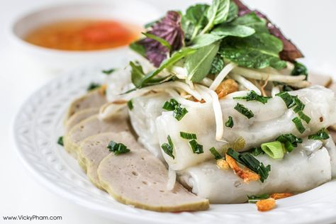 Vietnamese Steamed Rice Rolls (Bánh Cuốn) served with Vietnamese fish sauce dipping sauce (Nước Mắm Chấm) . Banh Cuon Recipe, Steamed Rice Rolls, Vietnamese Fish Sauce, Banh Cuon, Vietnamese Recipe, Easy Vietnamese Recipes, Hmong Food, Vietnamese Fish, Steamed Pork Buns