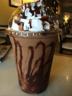 Oreo Starbucks, Hot Chocolate Milkshake, Chocolate Milk Shake, Chocolate Milkshake Recipe, I Have To Study, Milkshake Drink, Starbucks Chocolate, Milkshake Recipe Chocolate, Bar Exam