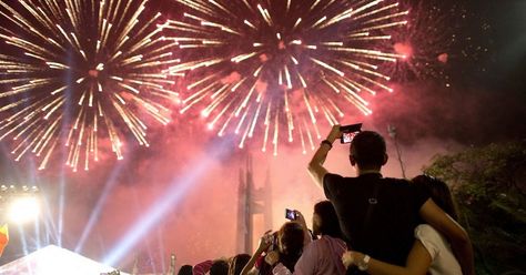 An huge firework display was launched from the Taipei building Natal, Kota New York, New Years Eve Traditions, Celebration Images, Happy New Year 2016, New Years Activities, Celebration Around The World, New Year Fireworks, New Year's Eve Celebrations