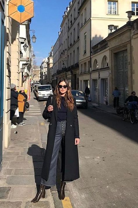 The 7 Style Mistakes French Women Never Make French Winter Fashion 2022, French Boots Outfit, French Workwear Women, Casual Chic French Style, French Women Winter Style, French Style Trench Coat, French Style Autumn Outfits, Parisian Style Boots, Paris Street Style 2023 Winter