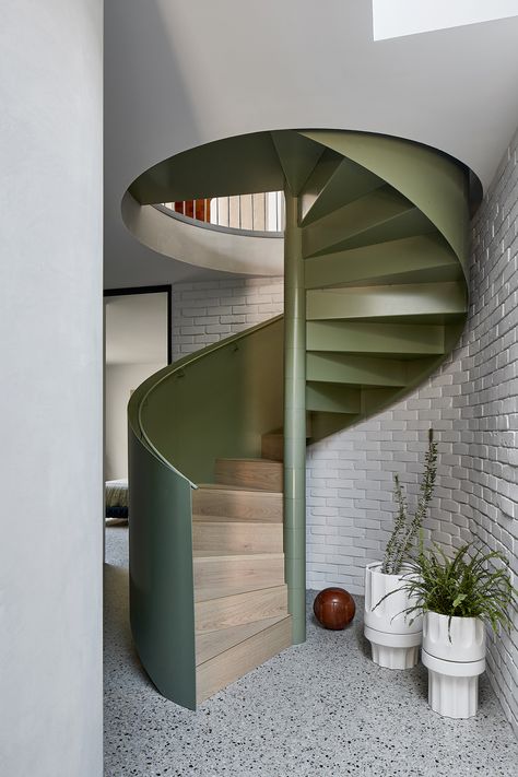 A sculptural spiral staircase takes centre stage at Fabrica by @mcmahonandnerlich enveloped in its own curved wall and revealing the master bedroom suite beyond it. ⁠ Head to the post 🔗 in our bio to read the full project article.⁠ ⁠ Architecture: mcmahon and nerlich⁠ Photographer: @shannonmcgrath7⁠ Interiors & Styling: @stylek66 and Chris Quirk⁠ Builder: @hudsondevelopments Spiral Stairs Design, Spiral Stair, Townhouse Interior, Curved Wall, Brick Cladding, Passive Solar Design, Railings Outdoor, Tower House, Modern Stairs