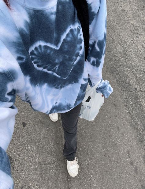 Tie Dye Hoodie Outfit, Tie Dye Inspo Aesthetic, Tie Dye Sweatshirt Outfit, Asian Style Clothes, Tshirt Dress Outfit, How To Tie Dye, Casual Preppy Outfits, Tie Dye Sweatshirt, Tie Dye Hoodie