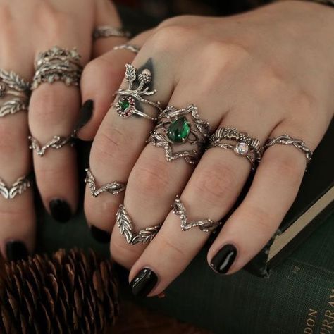 Witch Rings Aesthetic, Bohemian Rings Aesthetic, Green Rings Aesthetic, How To Style Rings, How To Stack Rings, Ring Combos, Rings Combination, Styling Rings, Ring Stacking Ideas