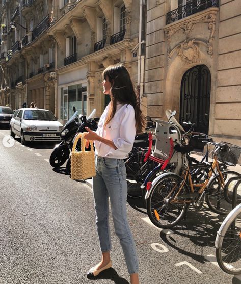 The Fashion Magpie French Girl Chic Leia Sfez 5 Leia Sfez, French Capsule Wardrobe, Looks Jeans, Look Adidas, French Girl Chic, Parisienne Chic, Parisian Chic Style, Capsule Wardrobe Essentials, Skandinavian Fashion