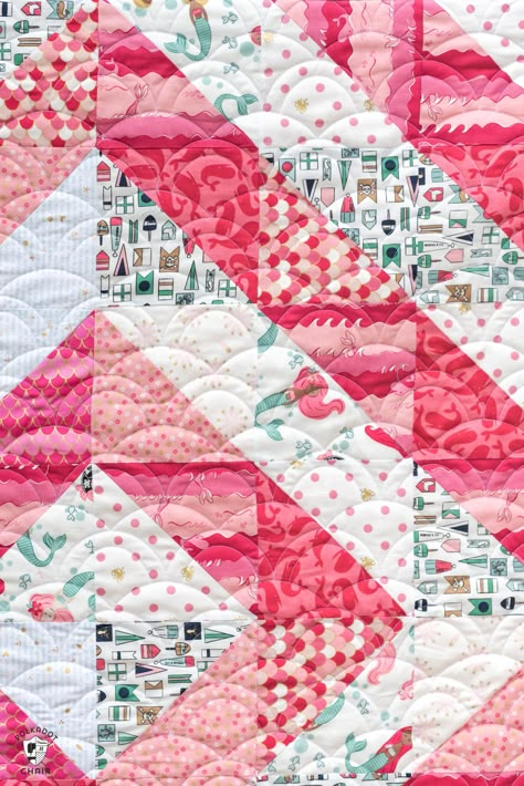 Learn how to make a simple baby quilt using half square triangles. Pattern includes 10 different half square triangle quilt layout ideas! Simple Baby Quilt, Quilt Layout Ideas, Triangle Quilt Blocks, Free Baby Quilt Patterns, Half Square Triangle Quilts Pattern, Charm Pack Quilt Patterns, Quilt Layouts, Herringbone Quilt, Triangle Quilt Pattern