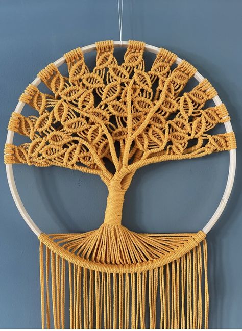 Free tutorial! Mural Macrame, Macrame Tree Of Life, Diy Fairy Wings, Macrame Tree, Jute Macrame, Macrame Wall Hanging Tutorial, Macrame Plant Hanger Patterns, Macrame Mandala, Crochet Tree