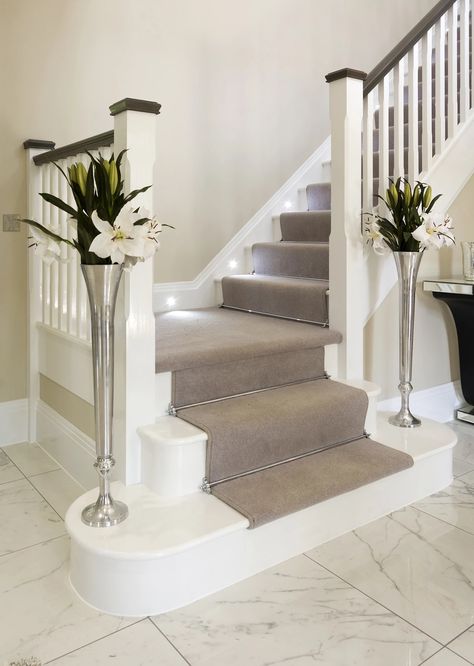 Small Staircase Paint Ideas, Paint Staircase Ideas, Stairs With A Turn, Staircase Design With Carpet, Stairs Design With Carpet, Trendy Staircase Ideas, Turning Staircase Ideas, Staircase Design Carpet, Carpet Staircase Ideas