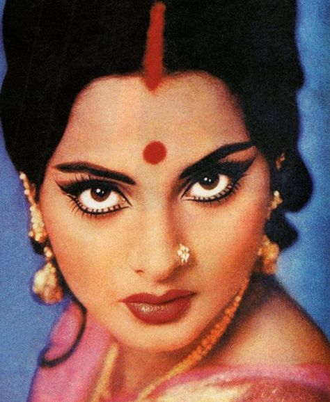 Bollywood Vintage, Sunflower Photos, Proposal Pictures, Sunflower Photo, Bachelor Parties, Retro Bollywood, Military Wedding, Nose Shapes, Vintage India