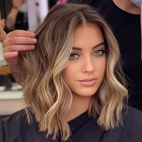 Choppy Lob Haircut Mid Length Side Part, Brown Hair Baylage Blonde, Warm Honey Blonde Short Hair, Best Hair Color For Blue Eyes Fair Skin, Short Bronde Haircolor Brunettes, Short Hair Brown, Short Hair Highlights, Brown Hair Inspo, Brunette Hair With Highlights