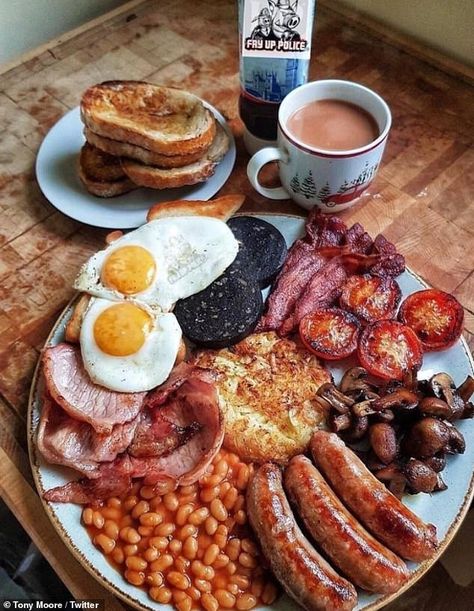 Gordon Ramsay hits out at fans who blasted his £19 English fry up  | Daily Mail Online Breakfast Platter, Makanan Diet, English Food, British Food, Gordon Ramsay, Food Goals, Food Platters, Sausages, Cafe Food