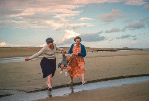 Rural Photography, British Beaches, Still Photography, Film Inspiration, World Photography, Wedding Photo Inspiration, Vintage Photographs, Beach Photography, Art Reference Poses