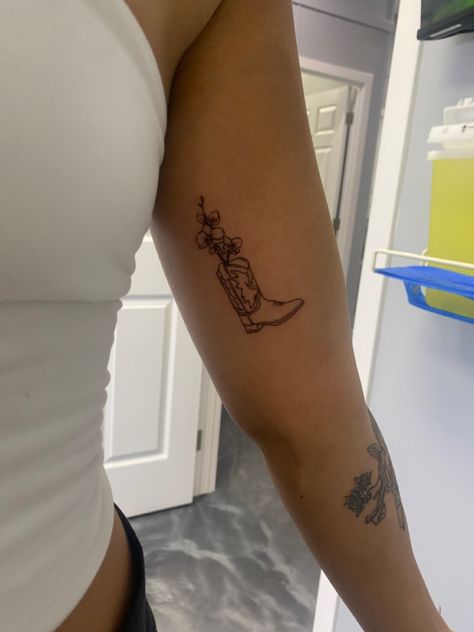 Country Line Dancing Tattoo, Floral Cowboy Boot Tattoo, Flower Western Tattoo, Western Fine Line Tattoo Ideas, Country Tatoos Woman, Cowboy Themed Tattoo, Fine Line Cowboy Boot Tattoo, Cowboy Boot With Flowers Tattoo, Cowboy Boots Tattoo