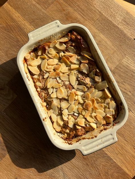 Almond Croissant Inspired Baked Oats Almond Croissant Oatmeal Recipe, Breakfast Oat Bake, Almond Croissant Baked Oatmeal, Almond Croissant Oatmeal, Savory Baked Oats, Almond Croissant Baked Oats, Baked Oats Aesthetic, Breaky Ideas, Vegan Oats