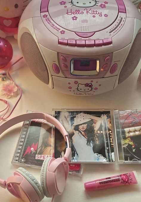 Y2k Boombox Aesthetic, Y2k Radio Aesthetic, 2000s Aesthetic Hello Kitty, Hello Kitty Early 2000s, Hello Kitty 2000s Aesthetic, Decorated Cd Player, 2000s Cd Player, Cute Cd Player, Dvd Player Aesthetic