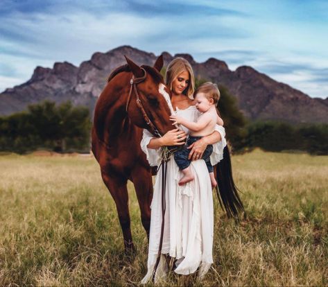 Mom Daughter Horse Photos, Western Mommy And Me Photo Shoot, Mother Daughter Horse Photoshoot, Mommy And Me Horse Photoshoot, Family Shoot With Horses, Western Family Pictures With Horses, Mommy And Me Western Photoshoot, Western Mommy And Me Photos, Family Photoshoot With Horses