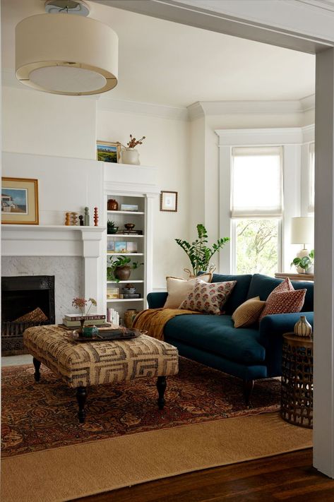 See how Melanie Love transformed this 1913 Edwardian San Francisco pattern fillhome into a timeless, cozy jewel box perfect for a young and growing family. Contemporary Edwardian Interiors, 1910 House Interior, Edwardian House Interior, Edwardian Decor, Edwardian Living Room, Blue Sofas Living Room, Edwardian Home, London Living Room, San Francisco Home