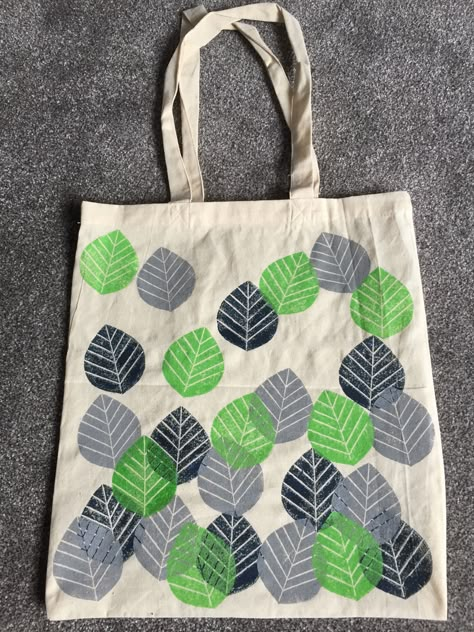 Block Print Tote Bag, Diy Fabric Purses, Block Printing Designs, Diy Beach Bag, Diy Screen Printing, Canvas Bag Design, Packing Hacks Clothes, Crochet Shoulder Bags, Painted Tote