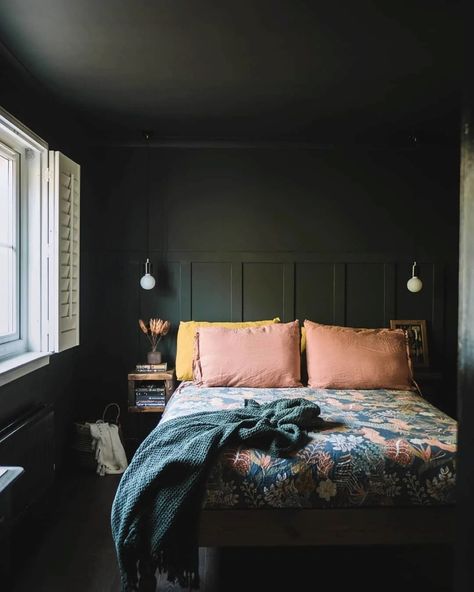 8 Ceiling Paint Color Trends to Consider for Your Next Home Refresh Dark Painted Ceiling, Drawing Room Colour, Ceiling Paint Colors, Free Wallpaper Samples, Green Front Doors, Pouf Design, Trending Paint Colors, Dark Bedroom, Studio Green