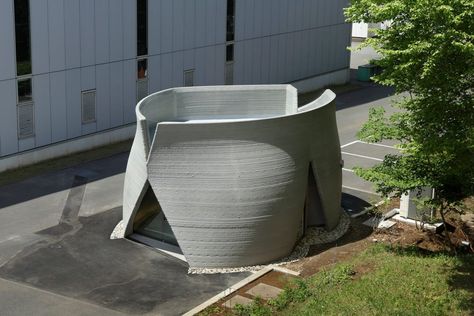 Obayashi, one of the largest general contractors in Japan, has completed “3dpod”, the first 3D-printed and earthquake-proof building in the country to receive ministerial certification and a building permit. 3d Printed Structure, 3d Printed Architecture, Parametric Roof Architecture, 3d Printing Building Architecture, Concrete Printing, Parametric Tower Design, Parametric Furniture, 3d Printed Building, Building Permit