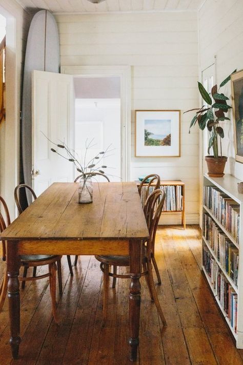 Decor Studio, Farmhouse Dining Room, Cool Ideas, Farmhouse Dining, Scandinavian Home, Wainscoting, Wooden Table, Decor Rustic, Reading Nook