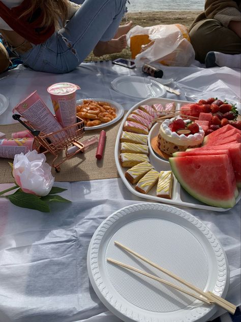 Dessert Picnic Aesthetic, Picnic Fruit Aesthetic, Picnic Aesthetic Friends, River Picnic Aesthetic, Ocean Picnic Aesthetic, Beach Picnic Aesthetic Food, Cake Watermelon, Watermelon Picnic, Pink Picnic