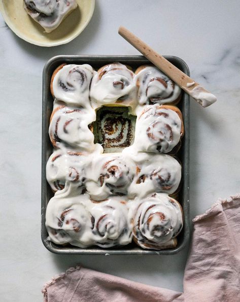 Overnight Cinnamon Rolls are the perfect make-ahead breakfast item. These rolls are soft, super cinnamon-y and the cream cheese frosting is perfectly tart. Christmas Cakes Images, Breakfast Rolls Recipe, Overnight Cinnamon Rolls Recipe, Homemade Rice Krispies, Homemade Rice Krispies Treats, Overnight Cinnamon Rolls, Sticky Buns, Cinnamon Rolls Recipe, Sweet Roll