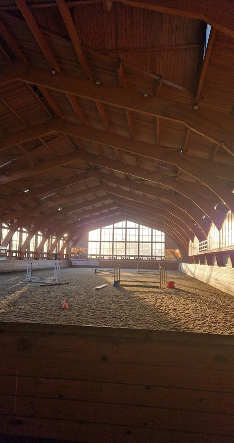 Indoor Show jumping practice arena during sunset 😍😍 Indoor Jumping Arena, Show Jumping Wallpaper, Show Jumping Arena, Stable Hand Aesthetic, Horse Jumping Arena, Horse Stables Aesthetic, Horse Barn Aesthetic, Indoor Arena Horse, Stables Aesthetic