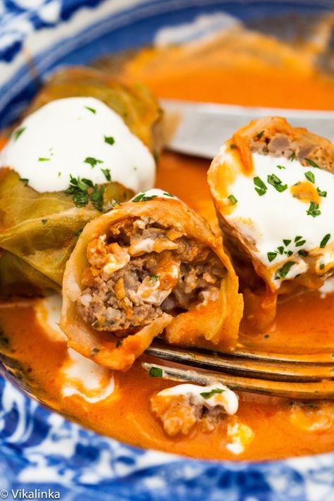 Golubtsi Recipe, Easy Cabbage Rolls, Russian Foods, Beef Rice, Cabbage Rolls Recipe, Stuffed Cabbage, Creamy Tomato Sauce, Russian Food, Cabbage Leaves