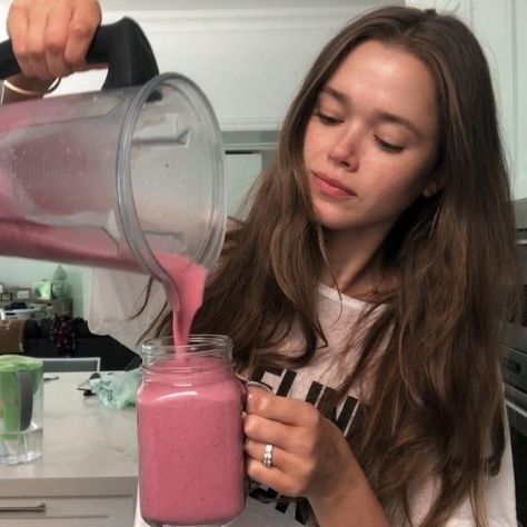 Healthy Pink Aesthetic, Pink Pilates Girl Aesthetic, Pink Pilates Princess Food, Pilates Pink Princess, Pink Pilate Princess Aesthetic, Pink Princess Pilates Aesthetic, Pink Pilates Princess Summer, Pink Wellness Aesthetic, Smoothie Girl Aesthetic