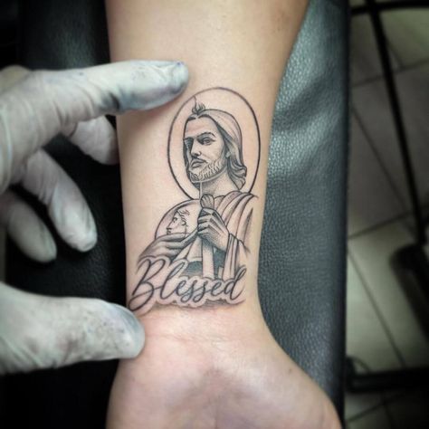 San Judas Tattoo On Wrist $100 Tattoos, San Judas Hand Tattoo, Tatoos Men Small Arm, San Judas Tattoo Women, San Judas Tadeo Tattoo For Women, Small San Judas Tattoo, San Judas Tattoo Design, St Jude Tattoo, Bea Tattoo