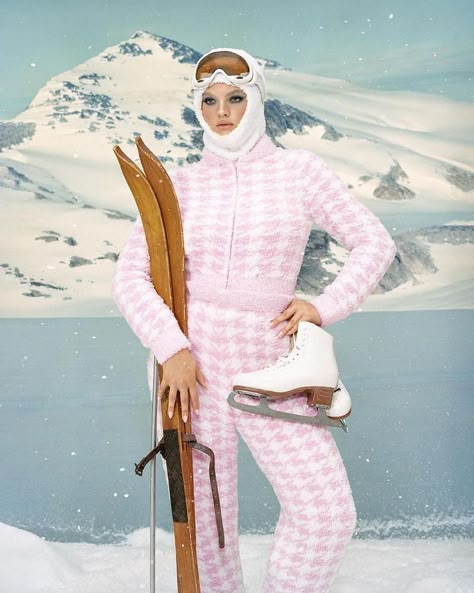 SKIMS Holiday 2023 Campaign (SKIMS) Vintage Skiing Aesthetic, Christmas Editorial, Apres Ski Outfits, Ski Bunnies, Winter Photoshoot, Winter 23, Snow Bunnies, Christmas Sleigh, Winter Photos