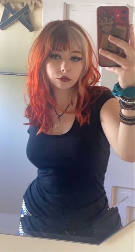 Goth Copper Hair, Goth Hair Color Ideas, Emo Bangs, Emo Haircuts, Split Dyed Hair, Red Hair Inspo, Bratz Girls, Goth Hair, Goth Nails