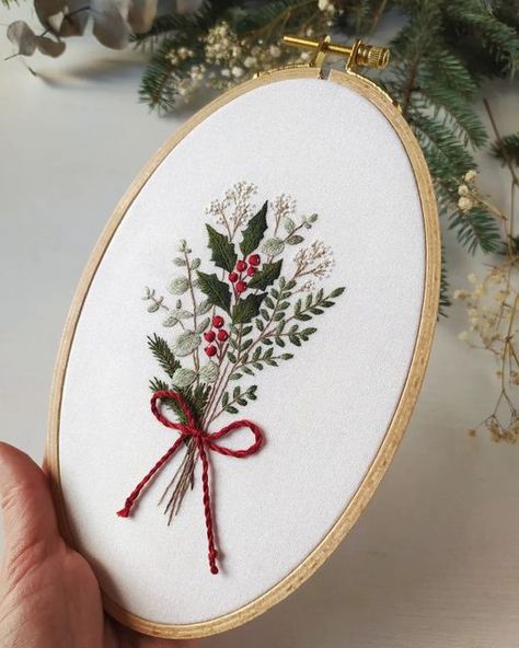 Bouquet Embroidery Pattern, Christmas Embroidery Ideas, Embroidery Christmas Ornaments, Embroidery Floss Crafts, Christmas Hand Embroidery, Bouquet Embroidery, Winter Embroidery, Holiday Embroidery, Christmas Bouquet