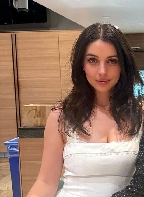 Adelaide Kane Instagram, Adelaide Kane, Figure It Out, Beauty Women, Beautiful People, Thread, Kitty, Actors, Gold