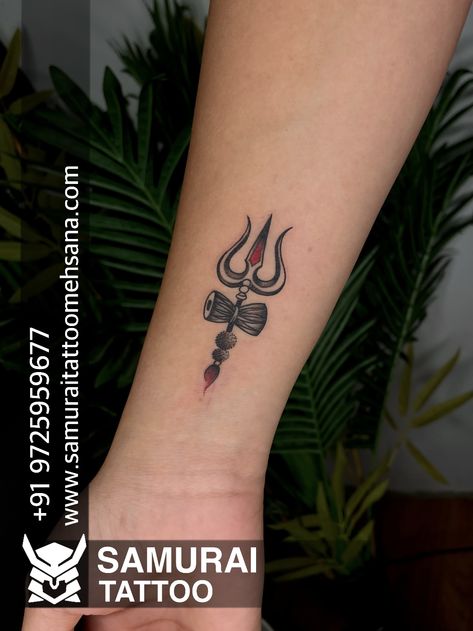 Tattoo Designs Trishul, Mahakal Tattoo For Women, Shiv Mantra Tattoo On Hand, Shiv Tattoo Design Small For Women, Shiv Neck Tattoo, Sivan Tattoo Designs Hand, Mahadev Small Tattoo, Small Trishul Tattoo Designs For Women, Tetu Photo Hand