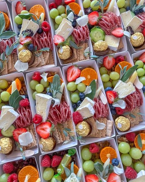 Individual Snack Board, Individual Appetizer Boxes, Individual Charcuterie Box Ideas Diy, Mini Grazing Box Ideas, Individual Cheese Boards, Charcuterie Boxes To Go Individual, Cheesebox Ideas, Individual Charcuterie Box Ideas, Individual Charcuterie Board Ideas