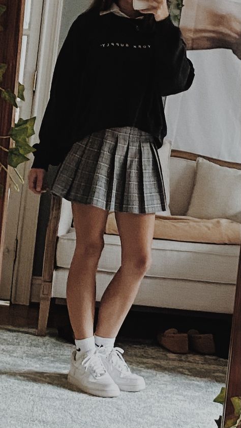 Plaid Skirt Aesthetic, Outfits With Plaid Skirts, Tennis Skirt Outfits, Skirt Outfits Aesthetic, Academia Aesthetic Outfit, Plaid Skirt Outfit, Dark Academia Outfit, Academia Outfits, Dark Academia Fashion